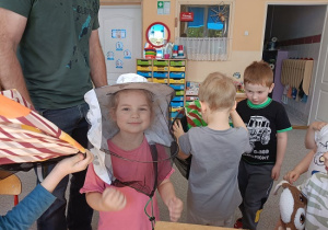 dziewczynka w kapeluszu pszczelarskim
