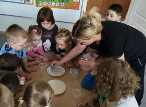"Tęczowe mleko"- eksperymenty badawcze z Panią Anetką