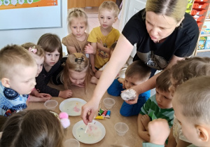 dzieci z Panią mieszają kolory - eksperyment