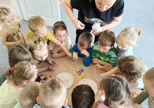 dzieci z Panią mieszają kolory - eksperyment