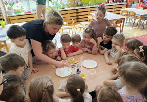 dzieci z Panią mieszają kolory - eksperyment