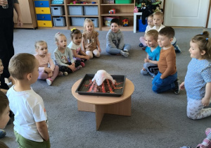dzieci biorą udział w eksperymencie wulkan