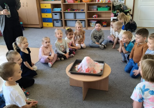 dzieci biorą udział w eksperymencie wulkan
