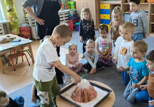 dzieci biorą udział w eksperymencie wulkan