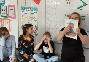 dzieci biorą udział w eksperymencie wulkan