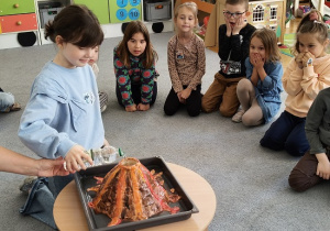 dzieci biorą udział w eksperymencie wulkan