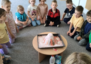 dzieci biorą udział w eksperymencie wulkan
