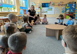 dzieci biorą udział w eksperymencie wulkan