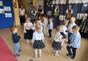 Maczki tańcżą.