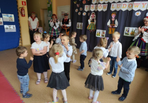 Maczki tańcżą.