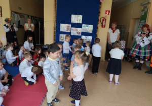 Maczki tańcżą.