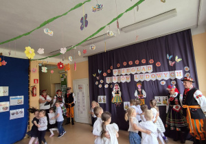 Liski tańczą.