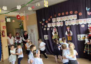 Liski tańczą.