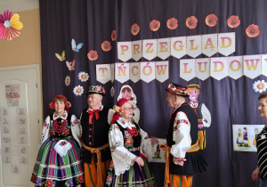 seniorzy w łowickich strojach ludowych