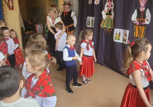 dzieci tańczą
