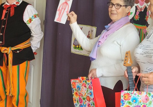 Pani z ilustracją różowej pantery