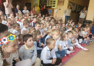 grupa dzieci obserwuje tańce