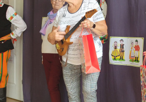 Pani naśladuje grę na gitarze