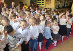 duża grupa dzieci tańczy