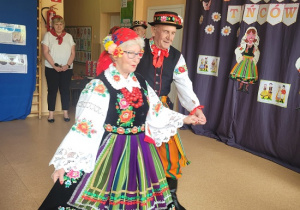 para seniorów pokazuje krok poloneza