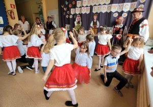 dzieci tańczą poleczkę