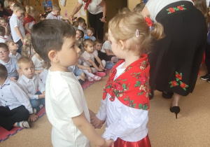 para dzieci tańczy taniec Grozik