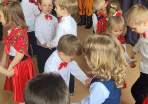 dzieci tańczą taniec grozik