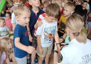 chłopcy przymierzają kajdanki