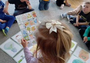 chodzi po zakodowanej trasie obrazków ilustrujących elementy ziemi