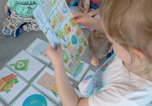 chodzi po zakodowanej trasie obrazków ilustrujących elementy ziemi