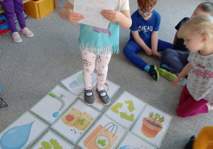 chodzi po zakodowanej trasie obrazków ilustrujących elementy ziemi