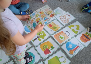 chodzi po zakodowanej trasie obrazków ilustrujących elementy ziemi