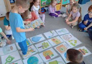 chłopiec chodzi po zakodowanej trasie obrazków