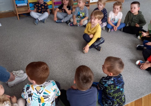 grupa dzieci słucha opowiadania