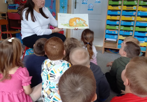 Pani czyta opowiadanie