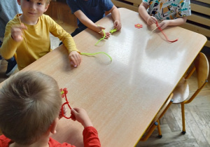 dzieci z drucików kreatywnych wykonują kwiatki