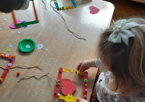 dzieci z drucików kreatywnych wykonują kwiatki