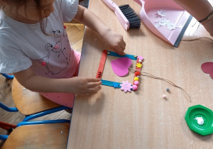 dzieci z drucików kreatywnych wykonują kwiatki