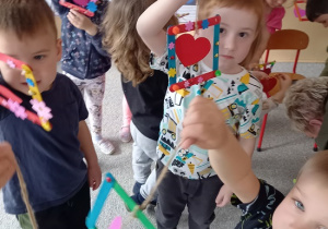 dzieci prezentują swoje prace z patyczków