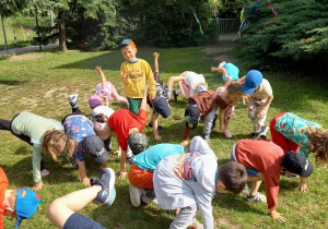 grupa dzieci kuca podczas zabawy