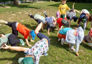 dzieci bawią się na placu przedszkolnym