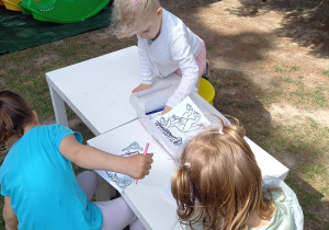 dziewczynki rysują
