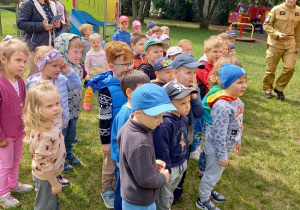 dzieci słuchają strażaków
