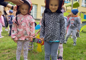 dziewczynki w hełmach strażackich