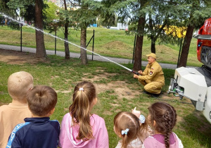 dzieci oglądają pokaz lania wodą