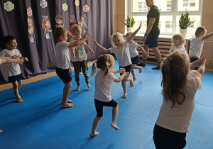 dzieci biegają podczas zajęć judo