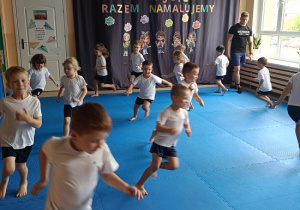dzieci biegają