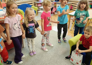 dzieci w grupie składają życzenia urodzinowe