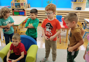 dzieci śpiewają sto lat