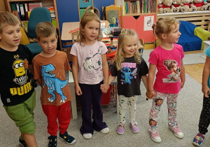 dzieci składają życzenia urodzinowe